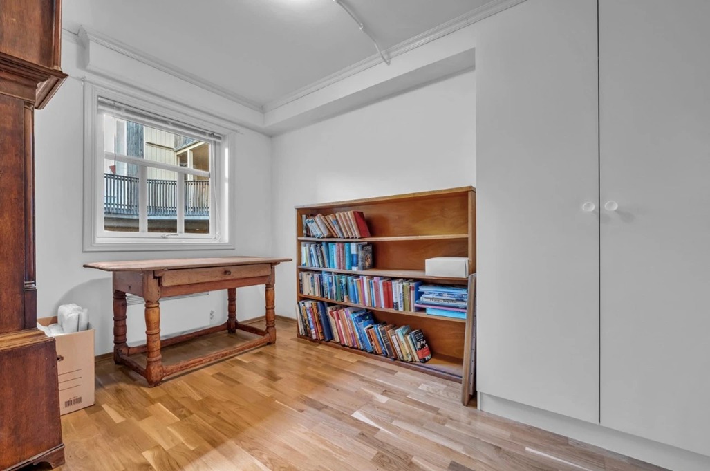 Soverommet ble malt likt som hovedsoverommet i 2023, etter at dette bildet ble tatt